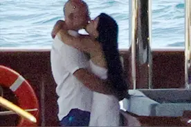 贝索斯和未婚妻在35亿游艇上热吻！桑切斯穿白裙超嫩，果然是真爱图片