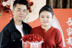 安徽姑娘陪丈夫抗白血病失败，带俩娃嫁初恋，前公公还给她送戒指图片