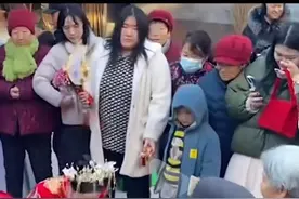 山东：女孩出嫁80岁的奶奶哭成泪人儿，爷爷转身不忍直视图片