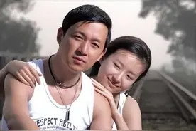 董洁晒居家日常，靠儿子肩膀撒娇惹争议，网友：让潘粤明见见顶顶图片