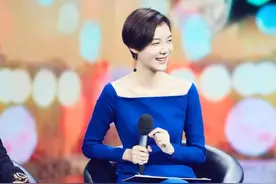 车晓又美出圈了，穿蓝色连衣裙现“赫本式优雅”，简约又高级图片
