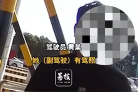 男子无证驾驶被查，一问7年考了20多次科目一，当事人：副驾有证但技术不精，自己才开车的图片