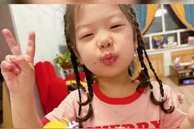 万人说新疆 | “3岁”萌娃在家做巧克力蛋糕 好玩又好吃！图片