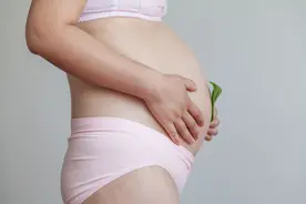 胎儿在妈妈肚子里，除了睡觉，还是个“小戏精”，生活有滋有味图片