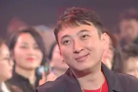 揭露真实的王思聪，舔狗的生活很接地气，喝酒爱划拳，喜欢凑热闹图片