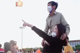 25岁的养女把75岁的养父扛在自己肩上 观看壮观的升国旗仪式场景图片