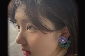 黄磊女儿多多晒侧颜照，骨相绝了，像戴珍珠耳环的少女图片