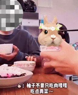 1段父女“亲密”视频疯传，评论区乌烟瘴气：这一幕早该被曝光了