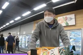 姐姐一句话，韩国小哥在超市义务整理货架9年，收获人生最大幸福图片