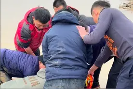 女子陷入黄河淤泥两个小时，随时会失温，双腿冻得没了知觉才成功救起女子图片