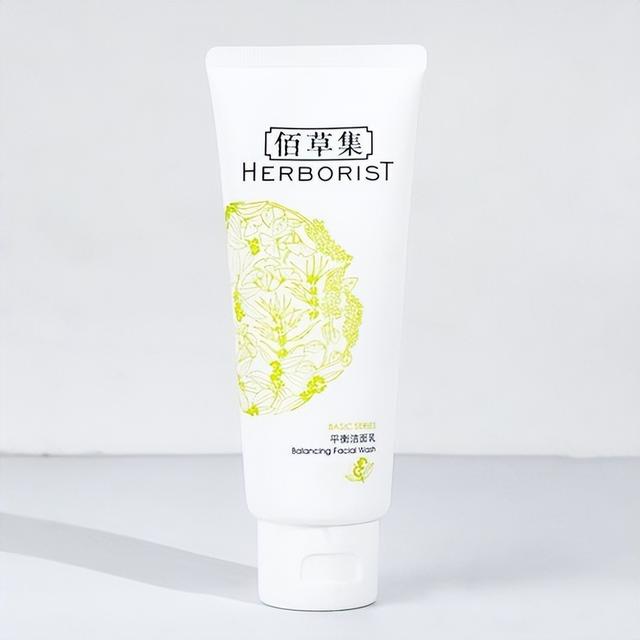 建议油皮女生：夏天多试试这5款“洗面奶”，温和不刺激还控油