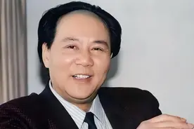 1989年古月受邀参加国宴，上将杨白冰打了个招呼，吓得他连忙站起图片