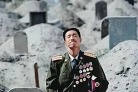 高原上的英雄卫士，在亡妻坟前长跪不起：我对得起国家，对不起你图片