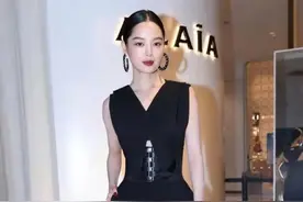 辛芷蕾好会穿，一身黑照样满是亮点，腰上绑三根皮带太吸睛图片