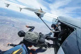 空难发生时乘客能跳伞吗？为何航空公司不配备降落伞？图片