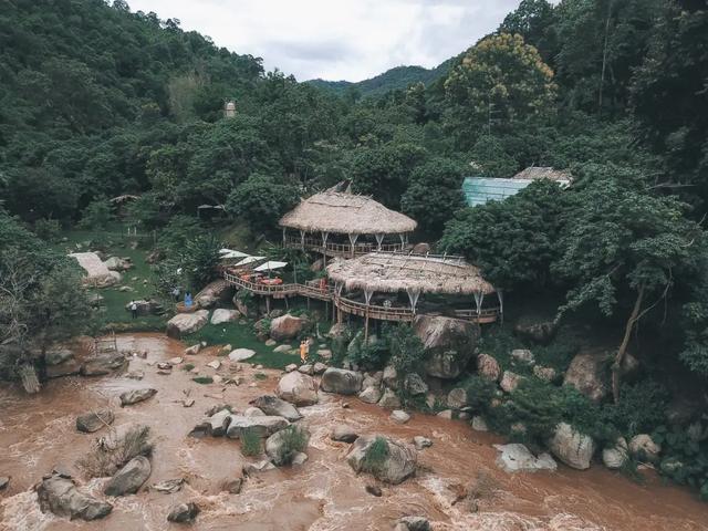 Stay Wild & Cafe 在清迈瀑布附近设有木制小屋，非常适合逃离城市