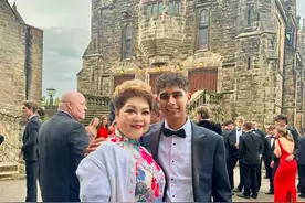 70岁肥妈出席孙子毕业典礼笑开花，拥17位孙儿，孙女颜值可选港姐图片