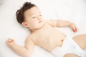 孩子睡觉老出汗，只要没有这些症状，就不用担心图片
