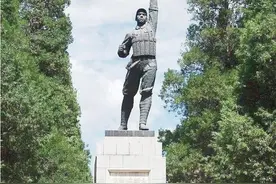 那位在抗战中舍身炸碉堡的英雄，他是谁？图片