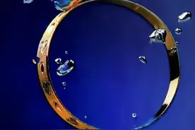 在黄金珠宝的柜台上妈妈抽走了手，我却羞红了脸图片