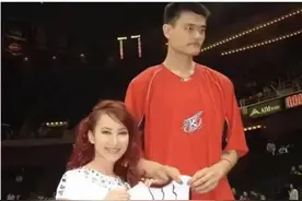 李玟曾经和姚明合影，一个风靡全球的歌手一路走好图片