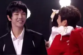 跨年夜幕后更感人：何炅穿过人海拥抱吴昕，天天兄弟合照秀戒指图片