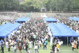 400余家单位 近2万个岗位 重庆大学“春招会”吸引万名学子图片