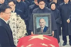 霍英东葬礼：霍启刚手捧遗像，何鸿燊和李嘉诚扶灵，待遇堪比国葬图片