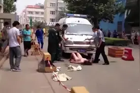 山东女教师撞伤小女孩后，扒光身上衣物，裸躺马路中间阻止救援图片