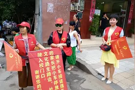 我站岗谁去上班？郑州某小学强制家长轮流站岗，官方回应令人意外图片