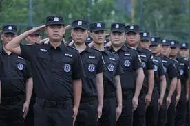 保安每月工资2000元，为何极少有人辞职？保安队长：你想得太简单图片