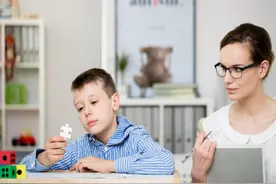 为什么男孩长大后和妈妈不亲了？3个重要阶段若做错，后悔也没用图片