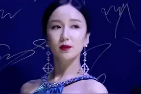 假摔，衣服滑落，红毯钉子户，明星走红毯尴尬瞬间，既搞笑又心酸图片