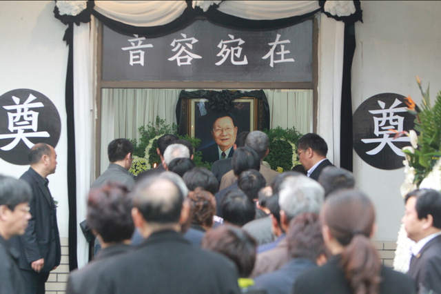 家家住别墅开豪车，全国第一村华西村，为何会“富极而衰”？