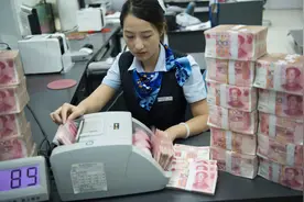 将存款从一张银行卡转到另一张银行卡上，怎样才能不扣手续费？图片