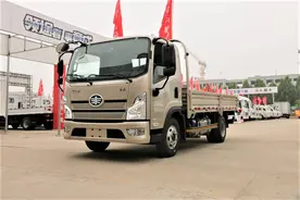 轻卡也要带大床！豪沃统帅VS解放领途你选谁？图片