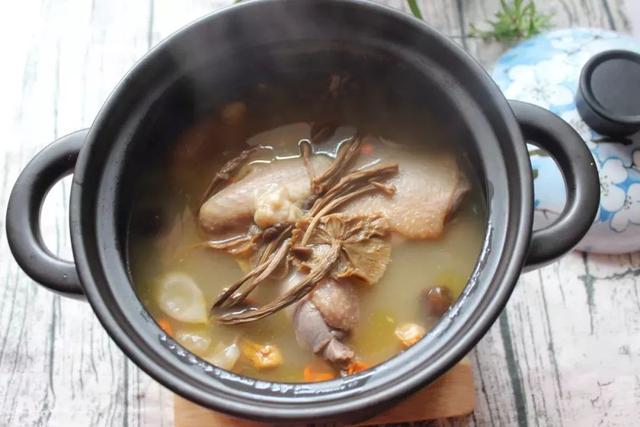 花胶海参冬菇煲鸡汤的功效 花胶海参冬菇煲鸡汤的功效与禁忌