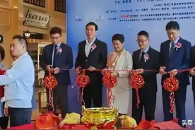 何猷君哥哥拍摄电影！赌王四太现身力挺，妹妹忙挤进名流圈图片