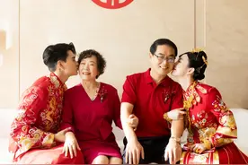 张檬金恩圣晒婚礼现场照，夫妻俩穿中式礼服敬茶，甜蜜喜庆超幸福图片