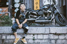 济南有个80后“机械侠”，穿着义肢去了很多城市，人生第一次三小时登顶泰山图片