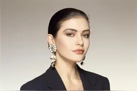 泽塔·琼斯美貌惊人，却没拦住老公出轨，学霸儿子遗传她的高颜值图片