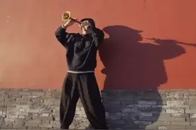 唢呐登上电音节舞台是啥体验？90后小伙燃爆舞台，让人起鸡皮疙瘩图片