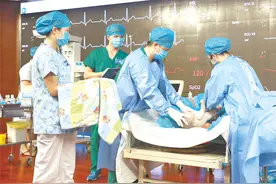 60万医学生就10万披上白大褂？医护人员紧缺的背后，有何原因？图片