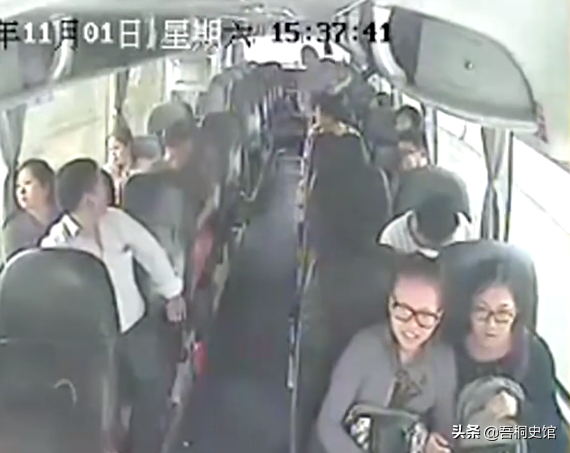 大巴车司机章双林，遇乘客露出诡异笑容，仅凭直觉感到危险要发生