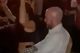 纽约警花当众跳艳舞，坐在上司大腿上扭胯，撩起裙子露出底裤图片