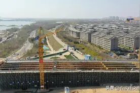 复兴大街滹沱河特大桥项目首节钢塔成功吊装图片