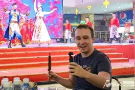 国外网红博主打卡和田夜市 “这里的每个人都热情大方，充满自信！”图片