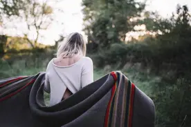 哪个年龄段的女人，最需要男人？心理学家的回答很一致图片