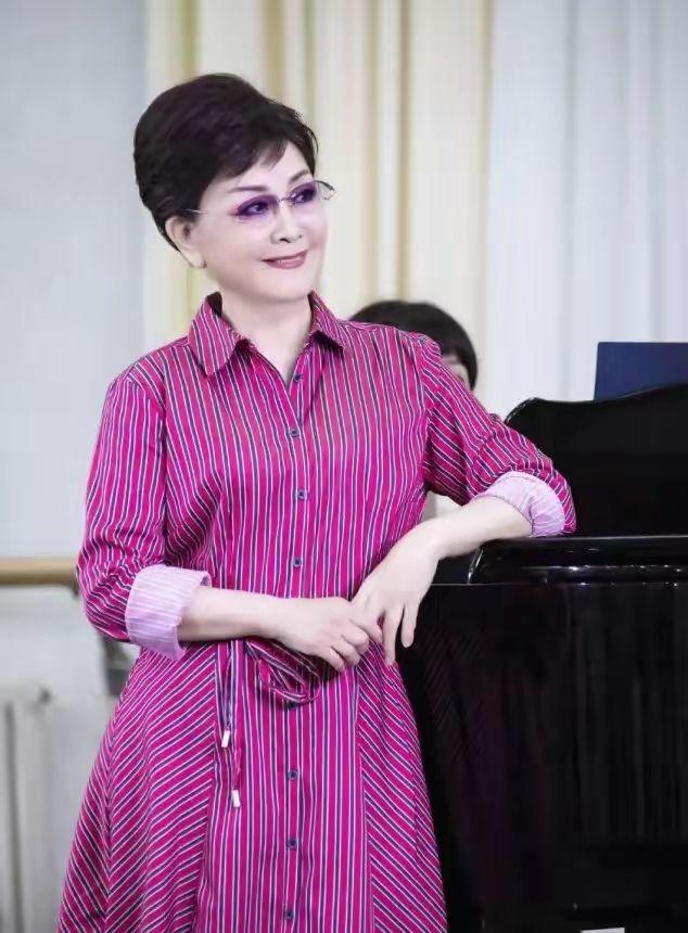 77岁李谷一终于摘掉假发,直面衰老更耐看,有了白发气质也高级