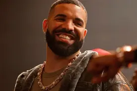 公鸭Drake奢华新项链闪瞎众人！42颗钻石351克拉象征42次求婚？图片